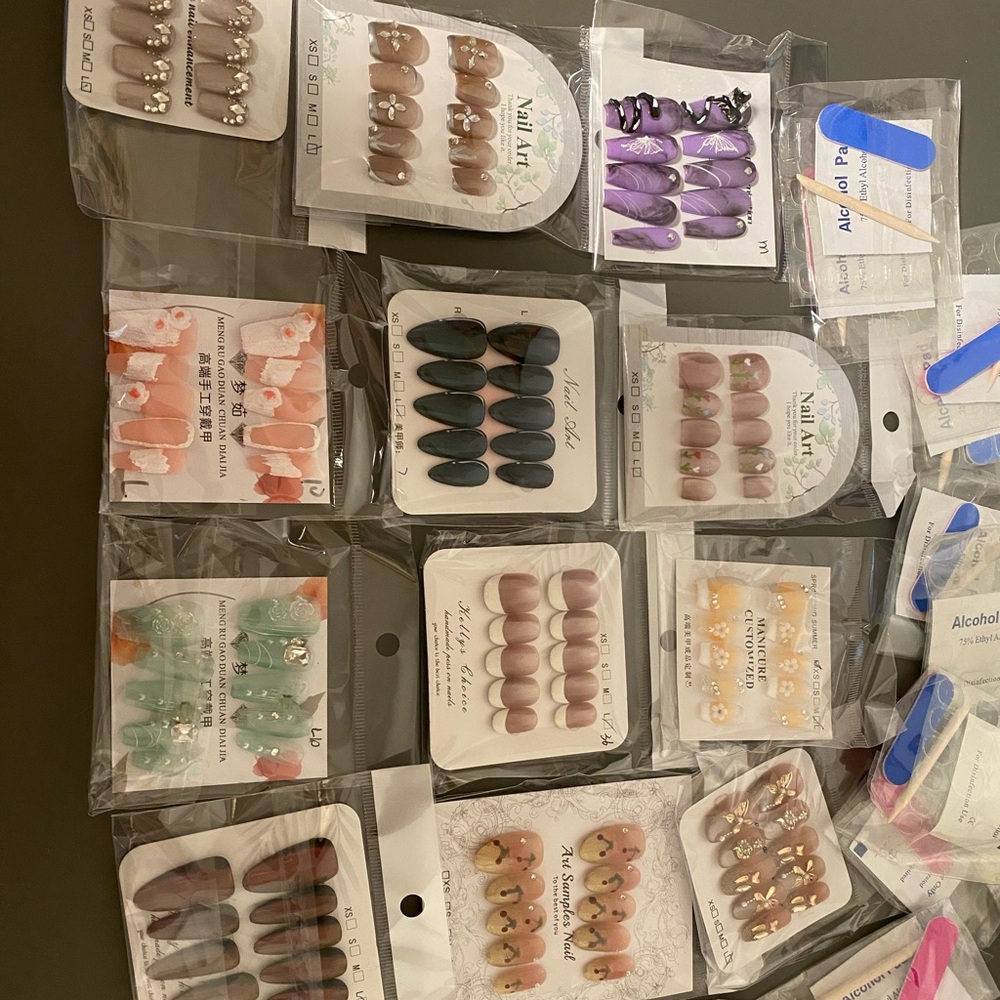Large Lot of Artificial Nails 💅🏻